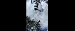 video:-jovem-e-resgatado-de-helicoptero-apos-cair-em-barreira-em-piranhas,-al