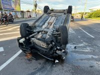 carro-capota-na-avenida-gustavo-paiva,-em-maceio