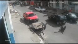 video:-motorista-cai-de-carro-em-movimento-durante-assalto-nos-santos-dumont,-maceio