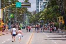 projeto-biblioteca-na-praia-incentiva-a-leitura-entre-as-criancas-na-rua-aberta,-em-maceio