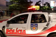 homem-tenta-fugir-de-abordagem-policial-e-bate-carro-em-muro-com-a-esposa-e-bebe-de-4-meses-na-massagueira