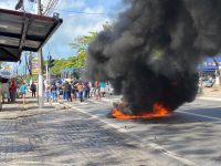 ex-funcionarios-de-hospital-em-maceio-protestam-na-av.-fernandes-lima-para-cobrar-verbas-rescisorias