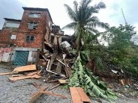 video:-oficina-desaba-e-carro-fica-pendurado-em-barranco-em-maceio