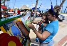 projeto-biblioteca-na-praia-incentiva-a-leitura-entre-as-criancas-na-orla-de-maceio