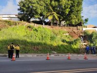 apos-deslizamento-de-barreira,-duas-faixas-da-ladeira-do-brito,-em-maceio,-sao-liberadas