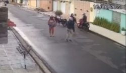 video:-dois-homens-armados-rendem-motociclista-e-roubam-moto-em-rua-do-poco,-maceio