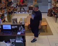 camera-flagra-homem-furtando-celular-de-loja-em-shopping-de-maceio;-video