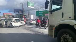 engavetamento-com-5-veiculos-deixa-o-transito-lento-no-farol,-em-maceio