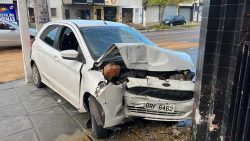 carro-invade-calcada-e-bate-em-muro-na-av.-siqueira-campos,-em-maceio