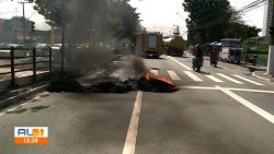 protesto-bloqueia-parcialmente-a-av.-fernandes-lima,-em-maceio