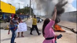 video:-motociclista-agride-equipe-de-tv-e-manifestantes-durante-protesto-em-maceio