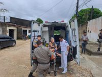 desnutrida-e-vivendo-em-colchao-no-chao-de-casa,-idosa-e-resgatada-de-situacao-de-abandono-em-maceio