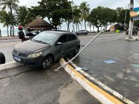 motorista-perde-controle-de-carro-e-bate-em-placa-na-ponta-verde,-em-maceio