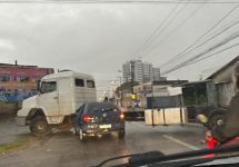 colisao-entre-carro-e-caminhao-deixa-motorista-ferido-no-barro-duro,-em-maceio