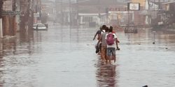 apos-chuva,-bairros-as-margens-da-lagoa-mundau,-em-maceio,-continuam-alagados