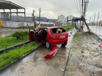 carro-bate-e-derruba-poste-no-antares,-em-maceio;-nao-ha-feridos