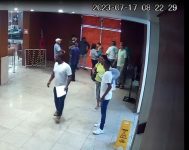 video:-passageiros-ficaram-presos-por-quase-uma-hora-dentro-de-elevador-de-hospital-em-maceio