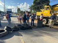 moradores-de-marechal-deodoro-fecham-a-al-215-em-protesto-por-falta-de-agua-e-infraestrutura