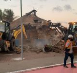 seis-dias-apos-incendio,-barraca-e-demolida-na-orla-da-jatiuca,-maceio;-veja-fotos