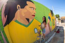 cores-e-futebol-feminino:-marta-ganha-vida-em-mural-de-parede-feito-por-alagoana-em-maceio