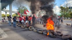 manifestantes-protestam-e-fecham-a-br-104,-em-maceio