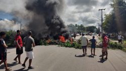 moradores-de-fernao-velho,-em-maceio,-protestam-contra-bloqueio-em-ladeira-de-acesso-ao-bairro