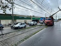 mais-de-7-h-apos-caminhao-derrubar-poste,-av.-durval-de-goes-monteiro,-em-maceio,-e-liberada