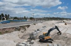 paredao-de-blocos-e-erguido-nas-areias-da-praia-do-pontal,-em-maceio,-para-conter-avanco-do-mar