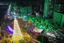 arvore-de-natal-com-37-m-de-altura-e-tunel-luminoso-sao-inaugurados-em-maceio