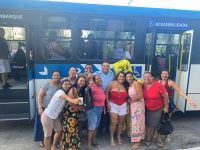 bolo-e-ate-o-‘pintinho-amarelinho’:-motorista-de-onibus-ganha-festa-de-aniversario-surpresa-em-maceio