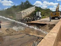 transito-e-liberado-apos-cratera-ser-fechada-na-br-101-em-teotonio-vilela,-al