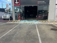 criminoso-invade-loja-e-rouba-carro-de-r$-600-mil-em-maceio