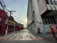 janela-do-antigo-produban-cai-sobre-carro-no-centro-de-maceio;-rua-e-interditada