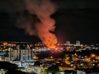 video:-incendio-atinge-estabelecimento-no-barro-duro,-em-maceio