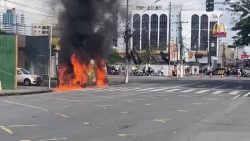 ambulancia-do-samu-pega-fogo-na-avenida-fernandes-lima,-em-maceio;-veja-imagens