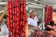 vigilancia-sanitaria-apreende-120-kg-de-linguica-clandestina-em-acougues-de-maceio