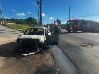 video-mostra-momento-em-que-carro-pega-fogo-em-maceio:-motorista-levava-os-filhos-para-a-escola